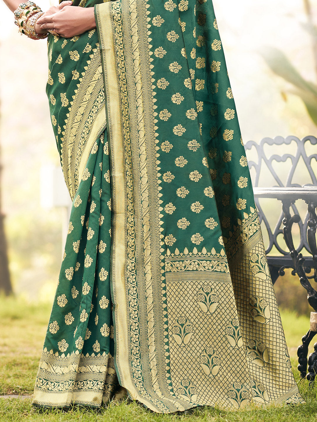 forest green zari butta banarasi saree 4