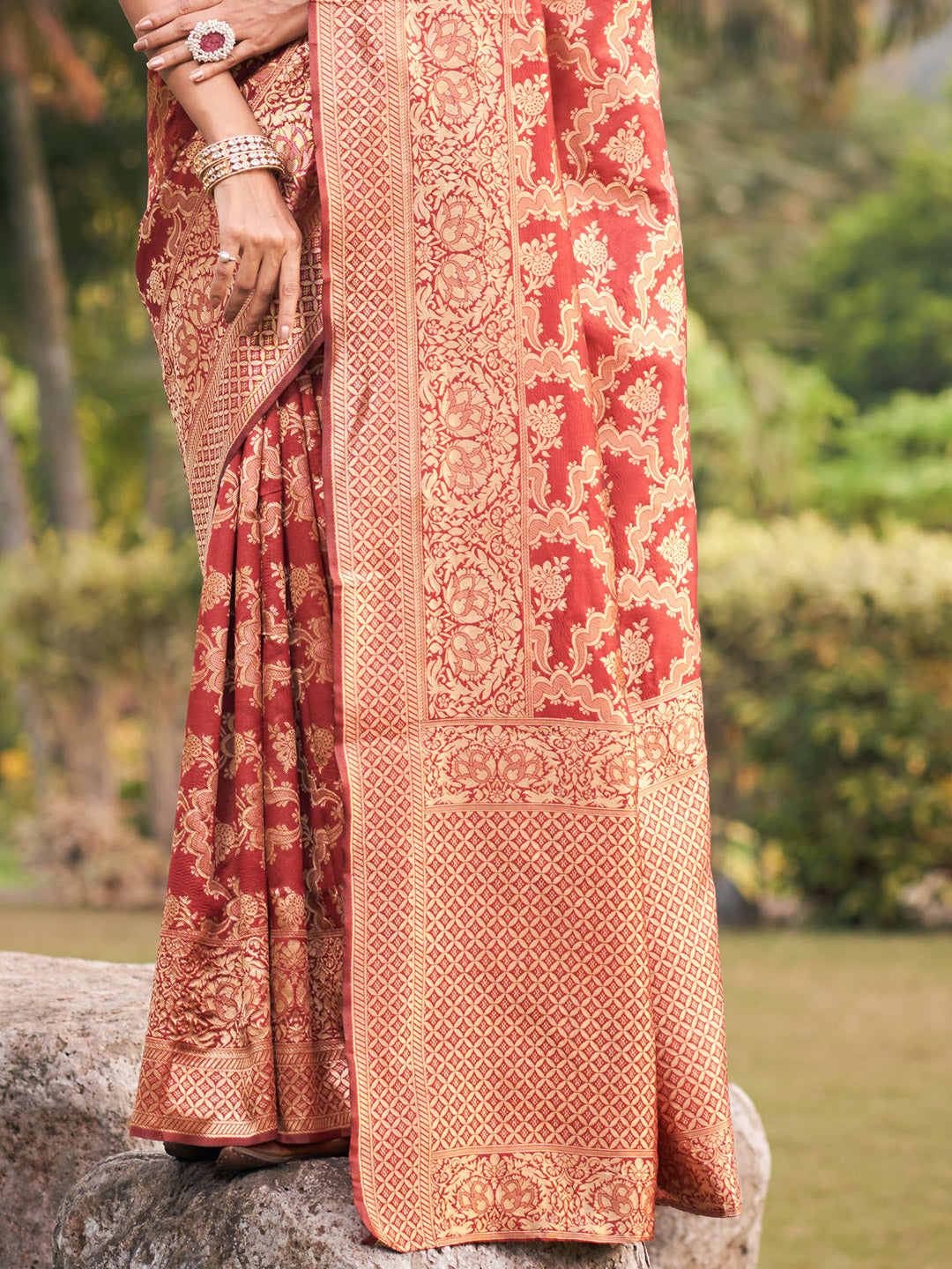 marron jaal pattern banarasi saree 3