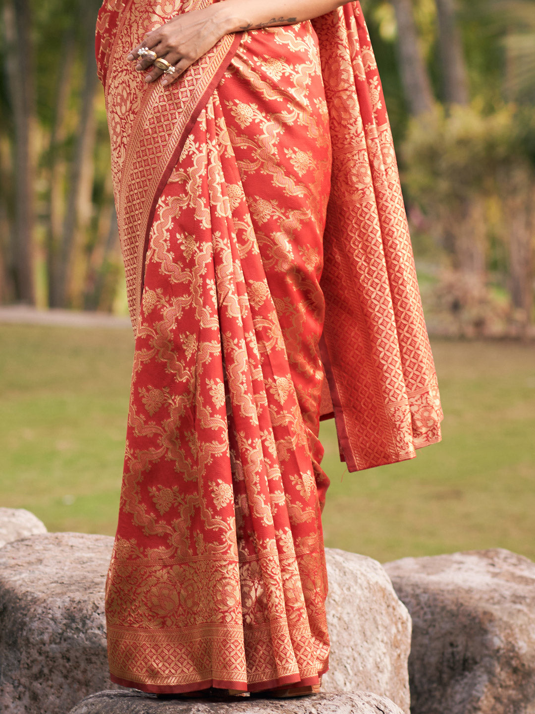 apple red jaal pattern banarasi saree 3