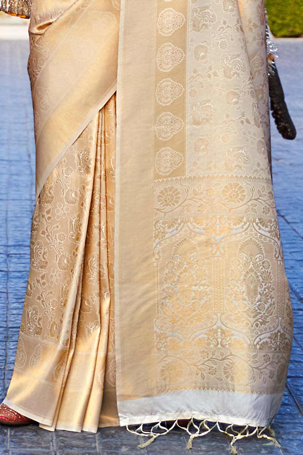 WHITE WOVEN KANJIVARAM SILK SAREE WITH BLOUSE PIECE - Naishu Trendz -  4251029