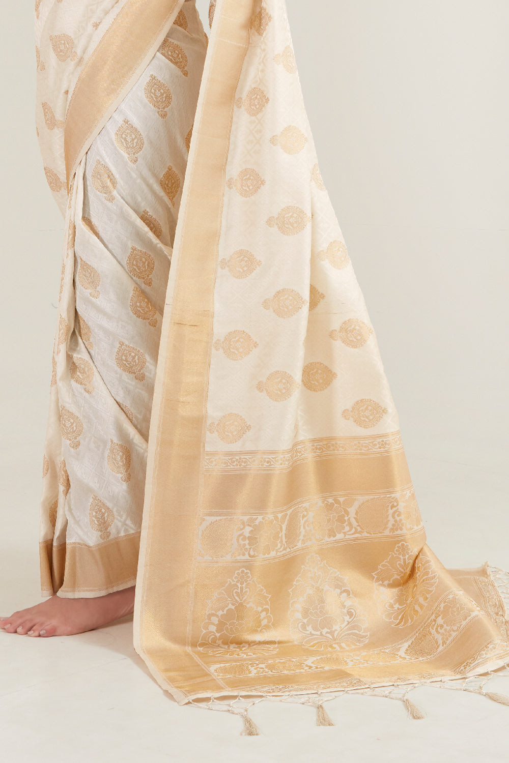 ivory white golden zari butta woven banarasi saree 2